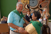 Francisca Rodrigues, da Via Campesina do Chile entrega um len�o ao governador Roberto Requi�o Foto: Jos� Adair Gomercindo-SECS.